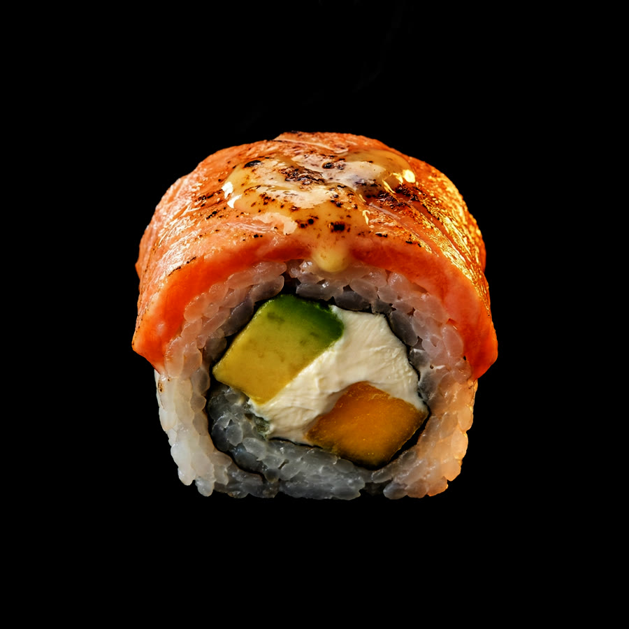 Roll Hawai Smoke con salmón flambeado